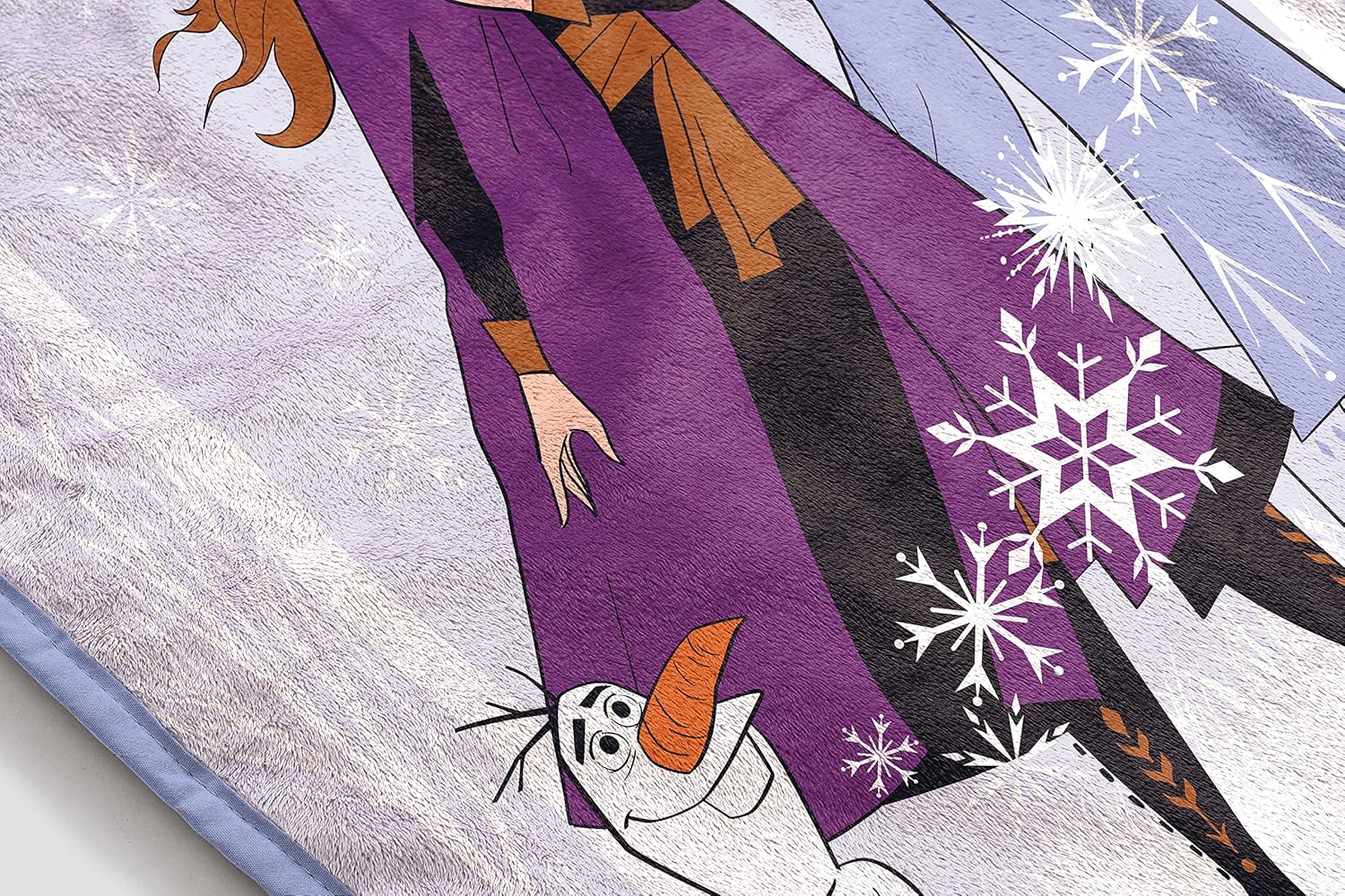 Couverture sherpa Disney La Reine des Neiges, scène hivernale en 100% microfibre, 130x150 cm – Image 4